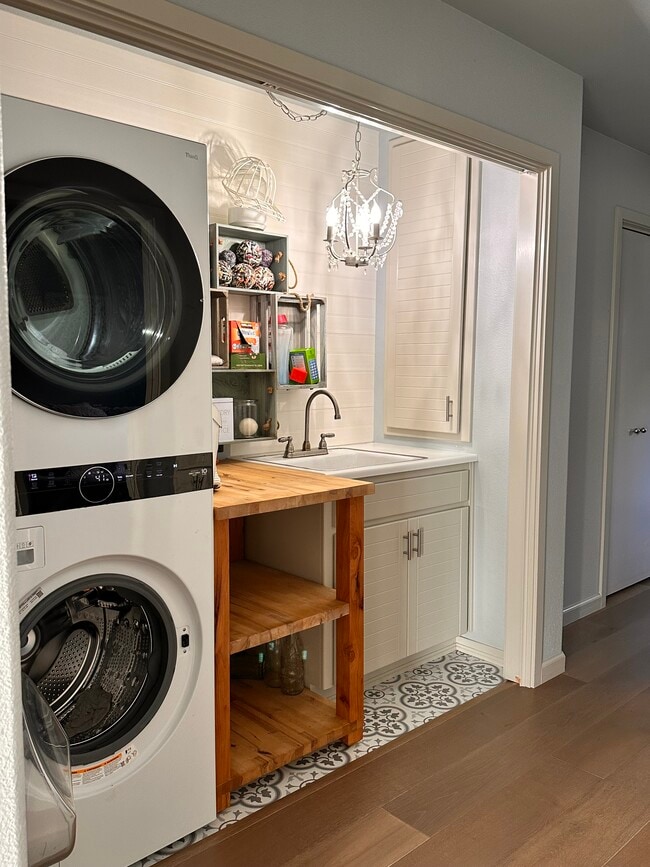 Building Photo - 2560 Juniper Ave