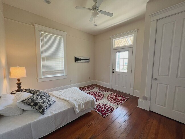 Building Photo - 2 BED | 2 BATH | PRIVATE FRONT AND BACK PORCH | MIDTOWN