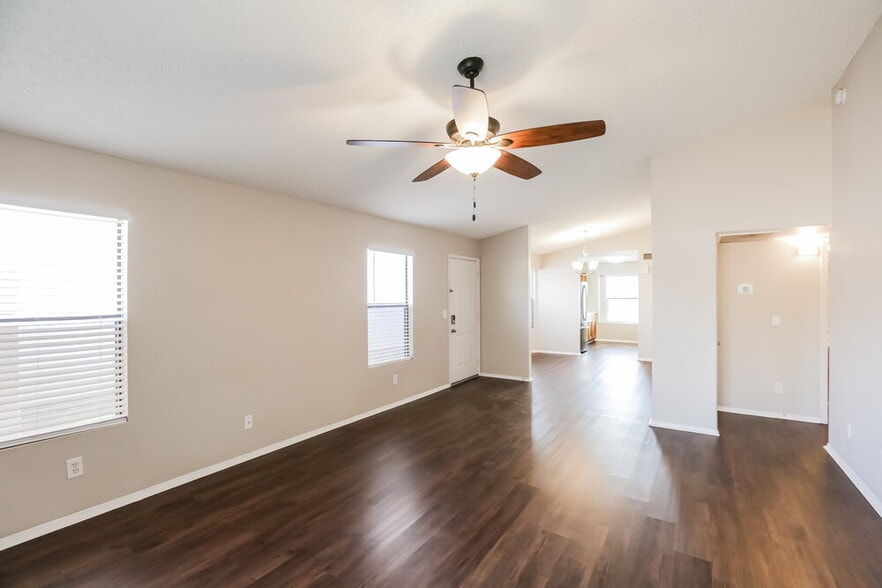 Building Photo - 11622 W Olive Dr