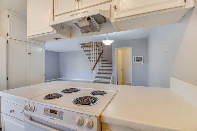 Building Photo - *** LIGHT & BRIGHT 3 BEDROOM 1.5 BATH HOME...