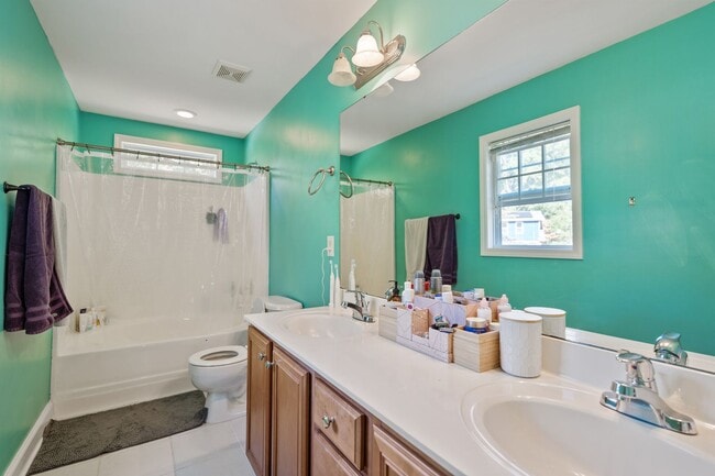 Building Photo - Available now! Perfect 3br/2.5ba Home Only 1/2 Mile From Durham's Best Restaurants!