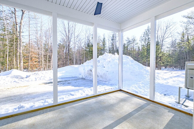 Building Photo - Highland Duplex