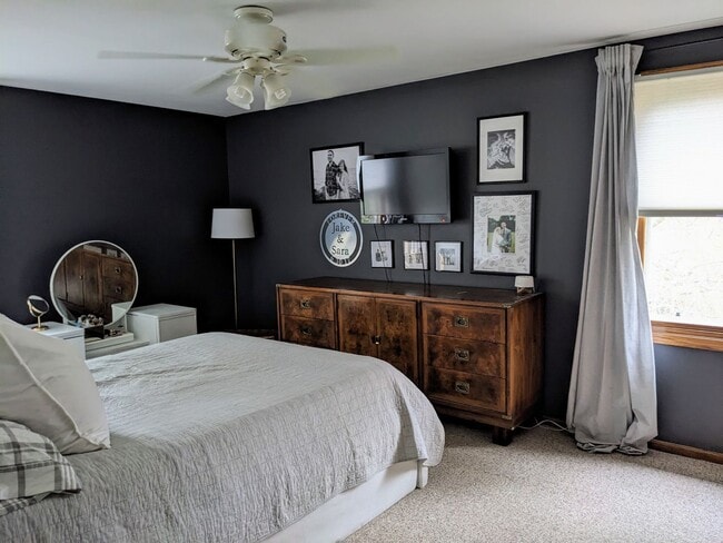 Building Photo - 3 Bedroom 1.5 Bathroom Single Family