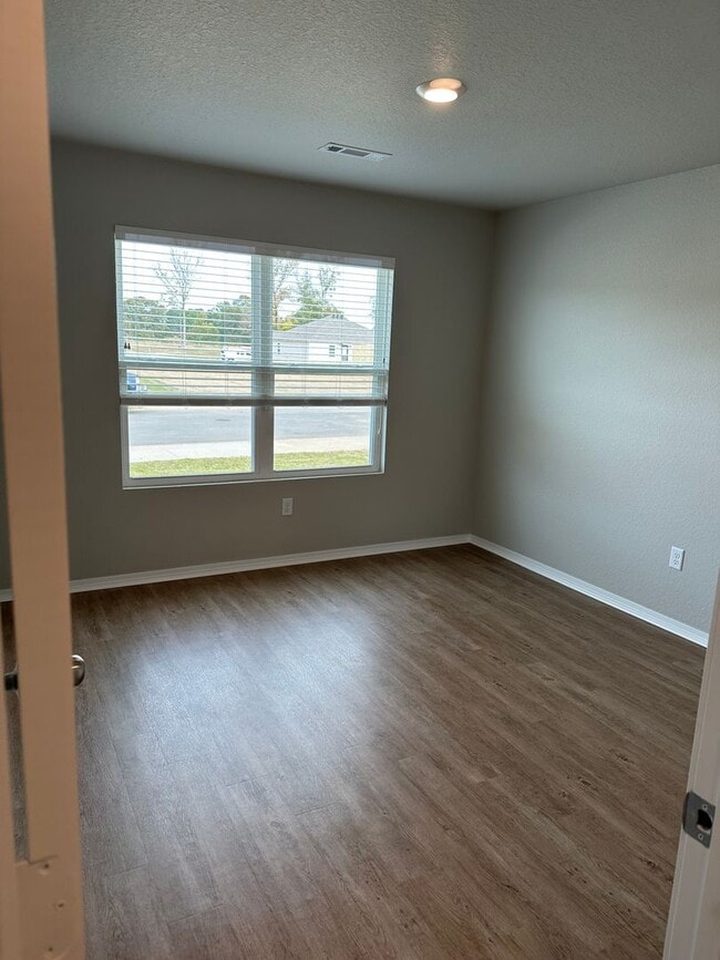 Building Photo - Comfort & Space Await — Pre-Leasing 4BR/2BA in Cypress Bend