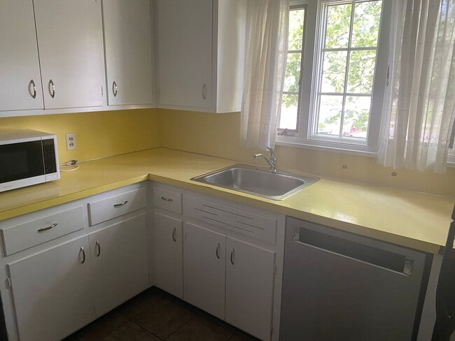 Building Photo - 3 Bedroom 1.5 Bathroom Single Family Home ...