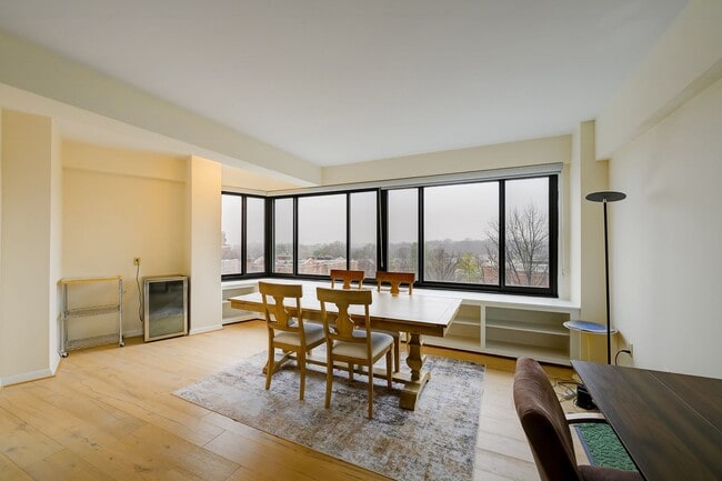 Building Photo - Great 1BR in Cathedral Heights! Fully furnished!