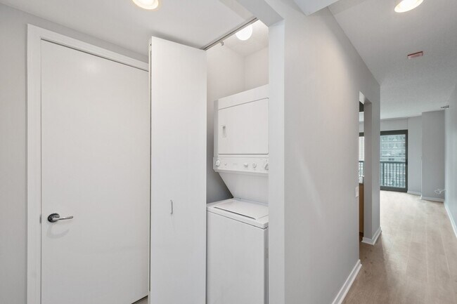 Building Photo - 400 N La Salle Dr
