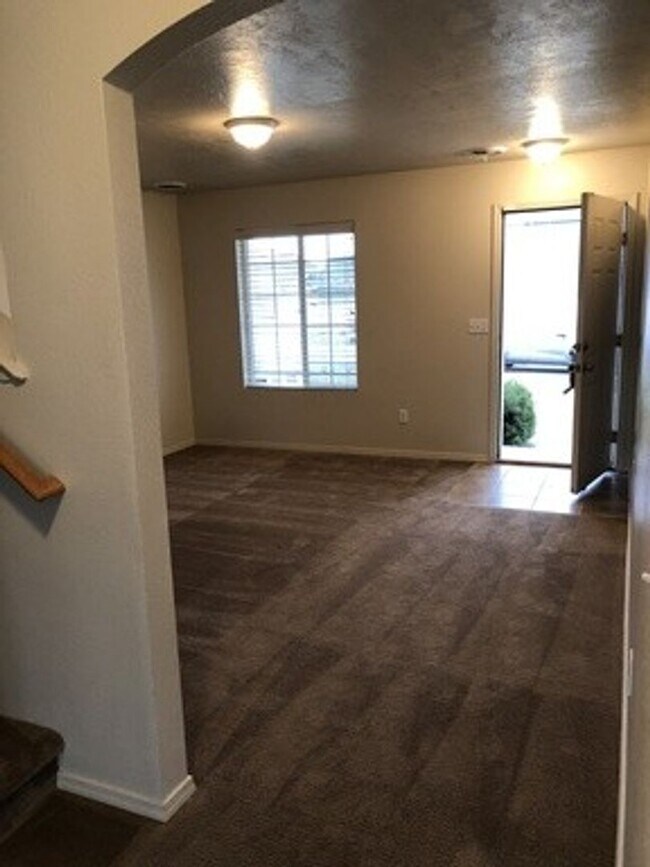 Building Photo - Walking distance to Settlers Park