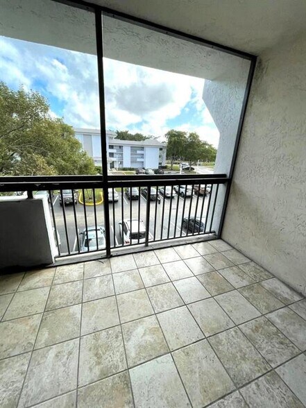 Building Photo - 711 N Pine Island Rd