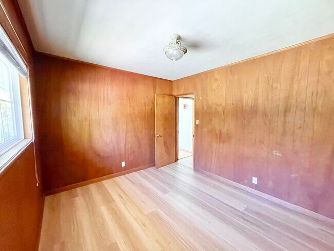 Building Photo - $3,900/month – Rare Country Feel on an Expansive Lot in One of Santa Rosa's Desirable Neighborhoods!