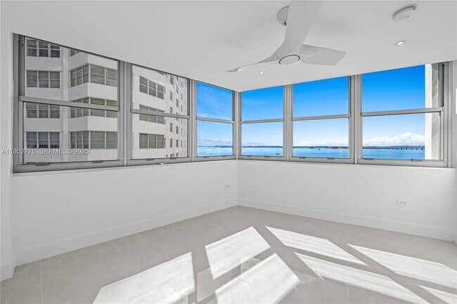 Building Photo - 999 Brickell Bay Dr