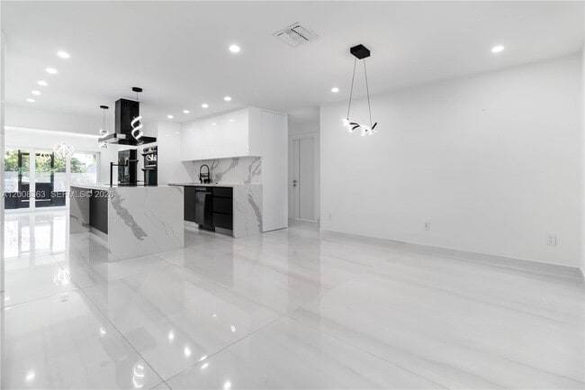 Building Photo - 4530 SW 34th Dr