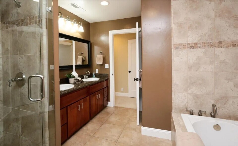 Building Photo - 15146 Chelsea Dr