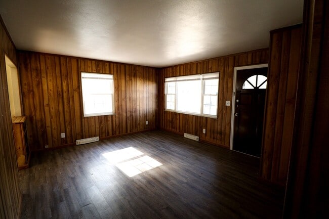 Building Photo - 3 Bedroom House