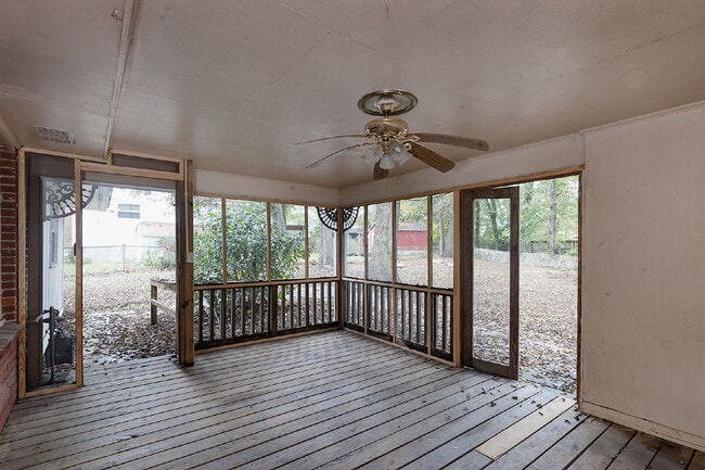 Building Photo - 4527 Fairview Dr
