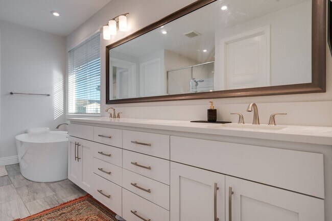 Building Photo - Luxury 4 Bedroom Home in Gated El Dorado Hills Community!