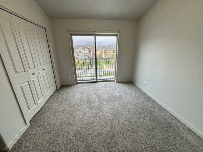 Building Photo - 1004 N 1090 W St