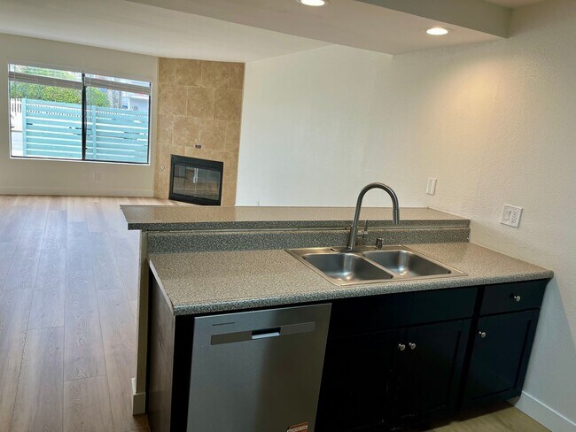 Building Photo - Ocean Beach remodeled 3 bedroom 2.5 bath T...