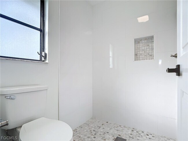 Building Photo - 88 Erie Dr