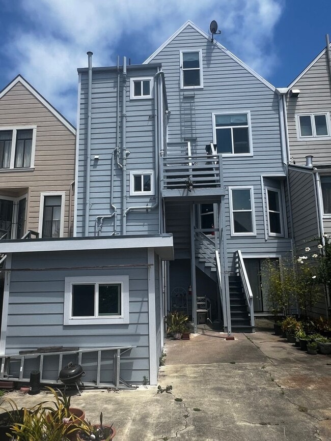 Building Photo - 659-661  2nd Ave.