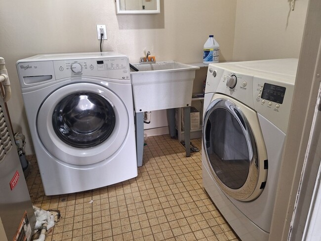 Building Photo - Charming Chesterfield Townhouse