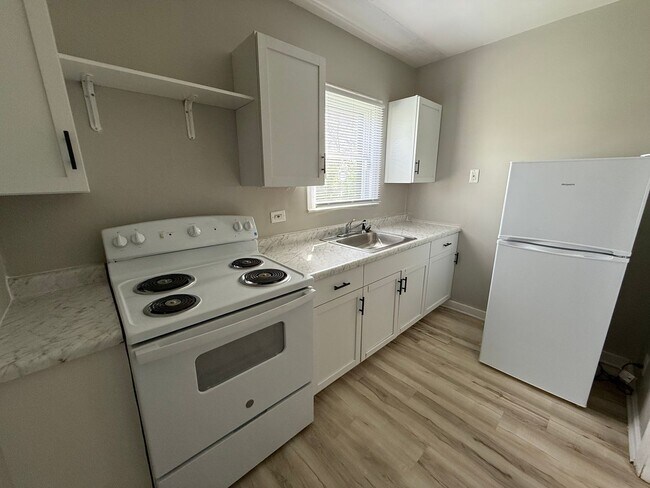 Building Photo - New Listing - Brookside Park 3 Bedroom Home