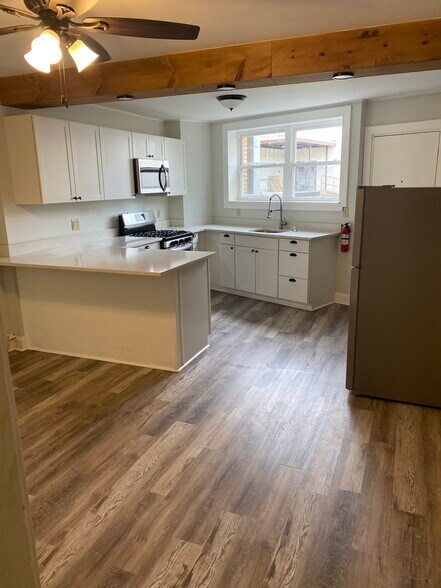 Building Photo - 564 Lincoln Ave