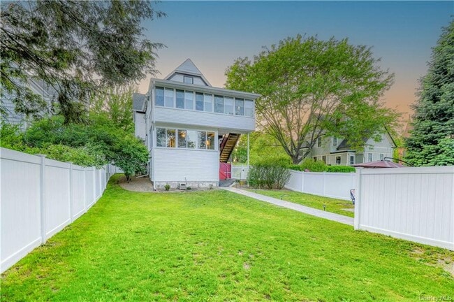 Building Photo - 105 Main St