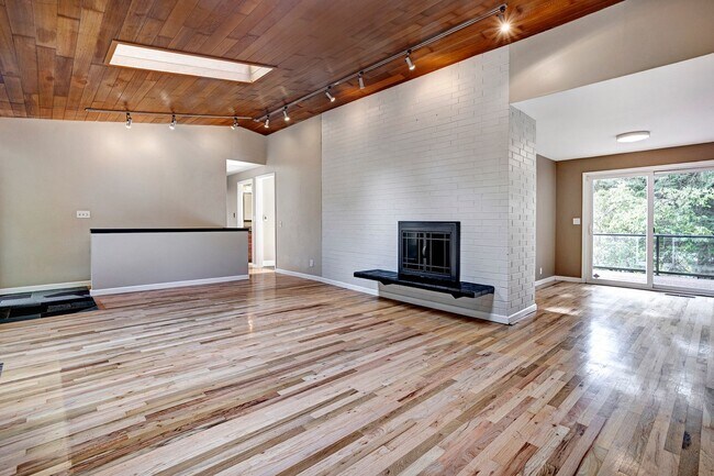 Building Photo - 5bd/2.75ba Shoreline House