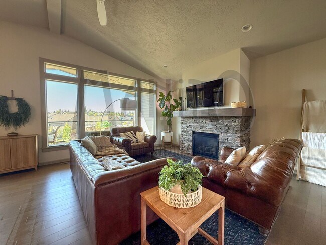 Building Photo - Spacious Eagle Ridge Home