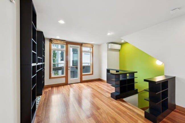 Building Photo - 2 bedroom in Seattle WA 98112