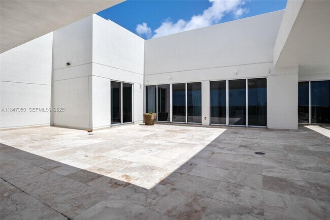 Building Photo - 1830 S Ocean Dr