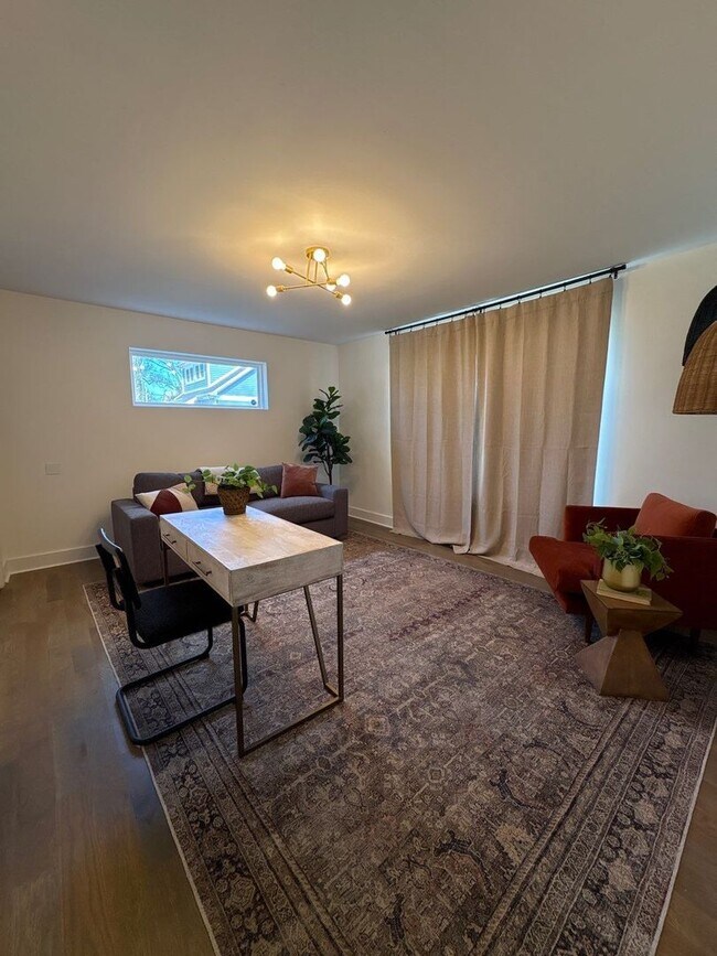 Building Photo - Fully Furnished 5 Bed, 3.5 Bath Located In East Nashville's McFerrin Park Neighborhood w/ Flexibl...