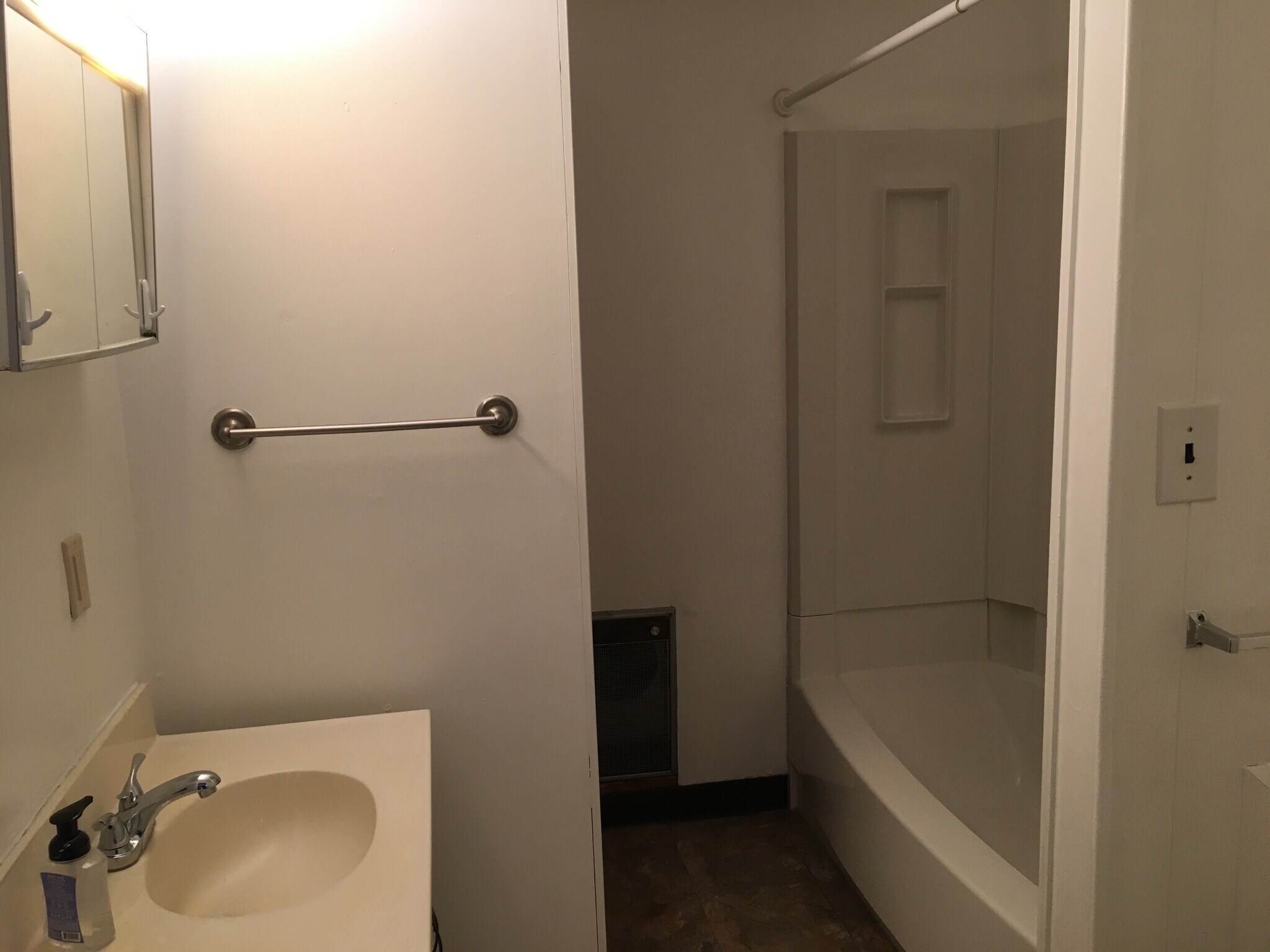 Bathroom 2nd view - 1901 Woodland Rd