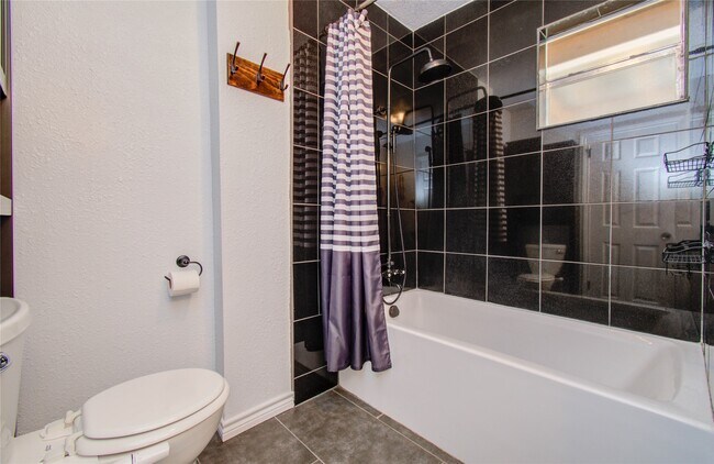 Building Photo - 5319 Bell St