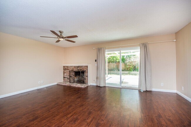Building Photo - Single Family Stunner!