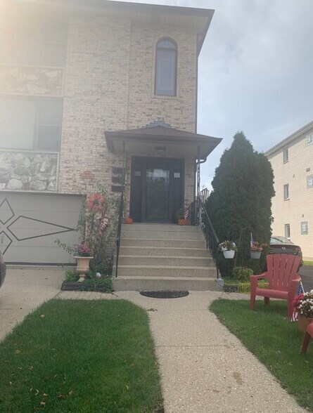 Building Photo - 8826 N Chester Ave