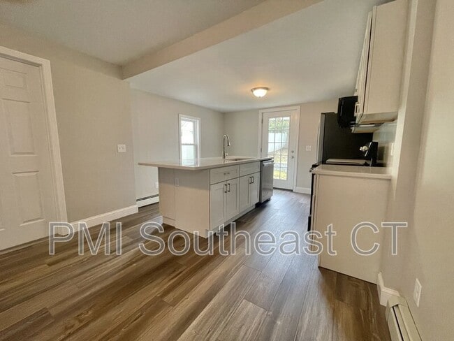 Building Photo - 253 Yantic St