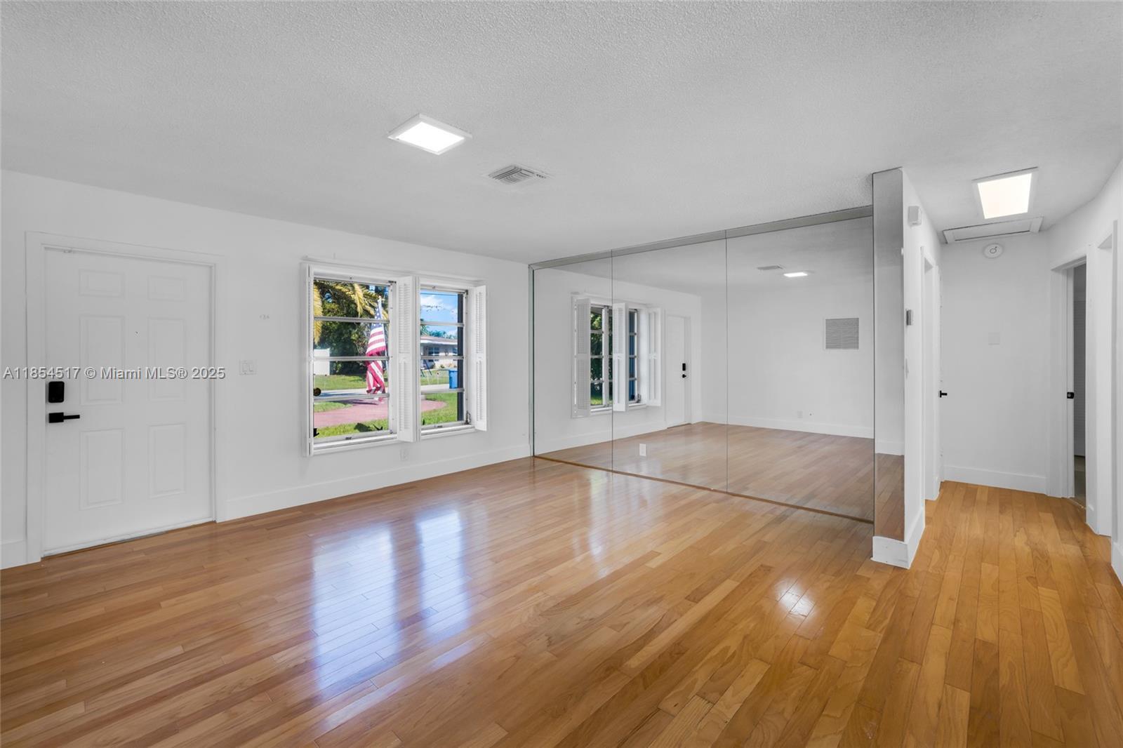 Building Photo - 2020 NW 33rd Ct