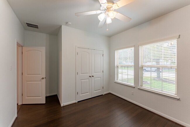 Building Photo - 448 Bottle Brush Dr