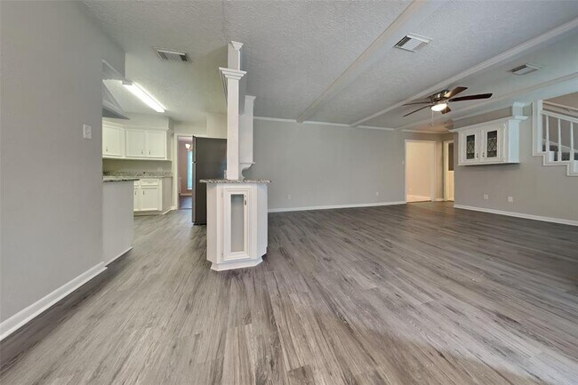 Building Photo - 2206 Lakeville Dr