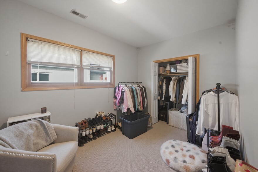 Building Photo - 844 N Wood St