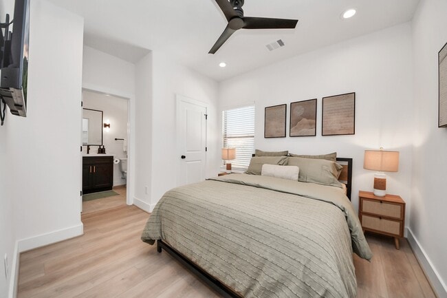 Building Photo - 2524 Live Oak St