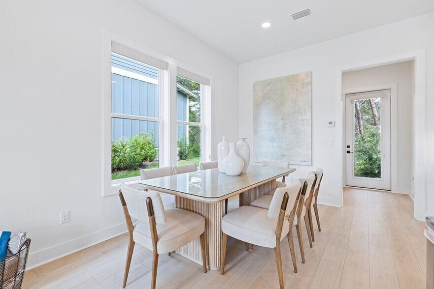 Building Photo - 68 Sarah St