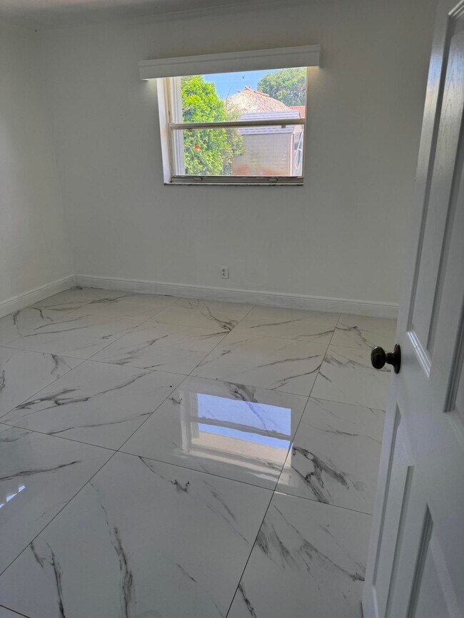 Building Photo - 4130 NW 9th Ct