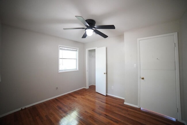 Building Photo - 318 Meadowbrook Ln