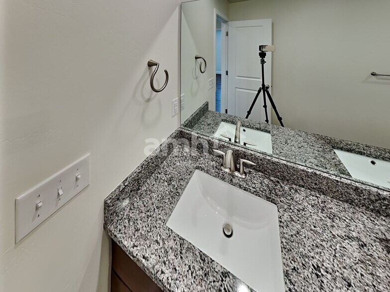 Building Photo - 967 W 850 S