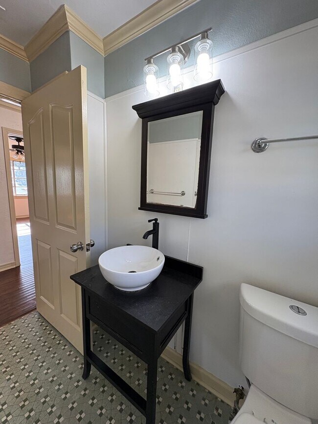 Building Photo - Beautiful 4 bedroom/ 2 bath home with Central Air&Heat