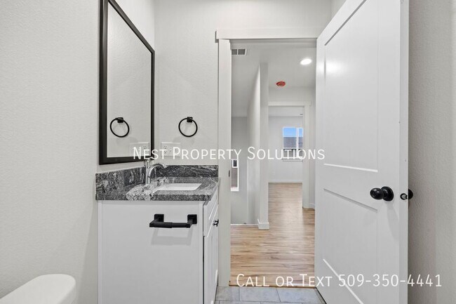 Building Photo - 215 W 1st St