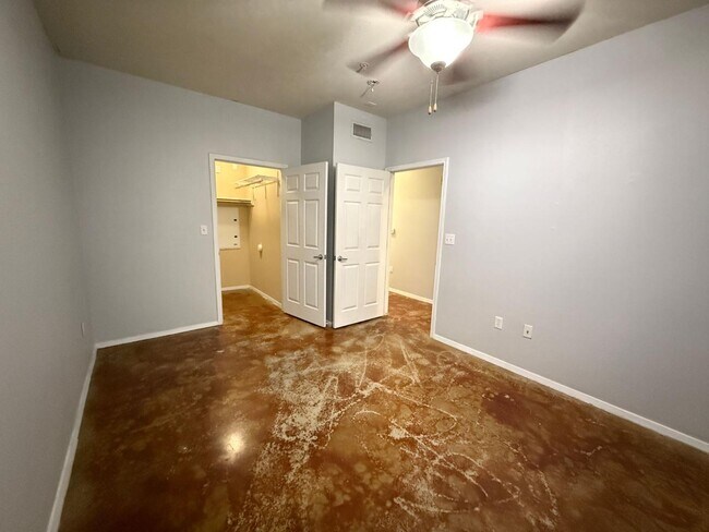 Building Photo - 910 W 25th St